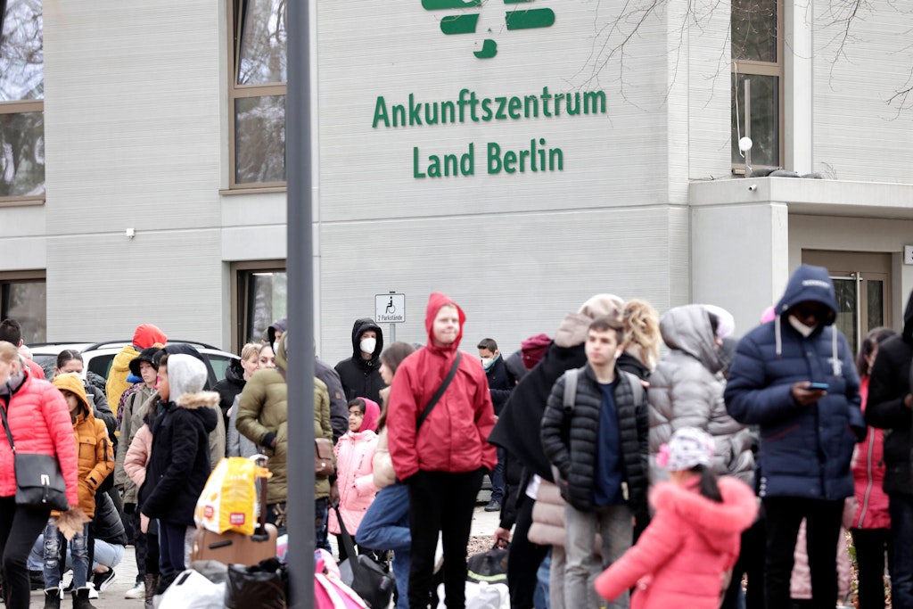 Flüchtlinge aus der Ukraine warten vor der Erstanlaufstelle und dem Ankunftszentrum des Landesamtes für Flüchtlingsangelegenheiten Berlin auf ihre Registrierung.