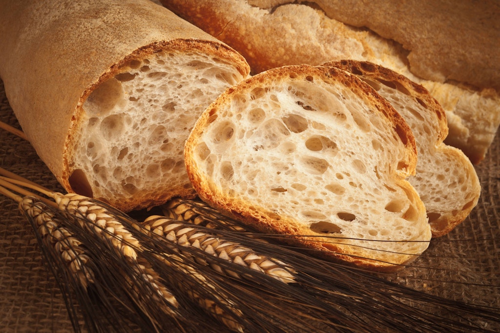 Wer mag, kann aus dem Teig auch längliche Baguettes formen. Mit dem Rezept gelingt das knusprige Brot in jeder Form.