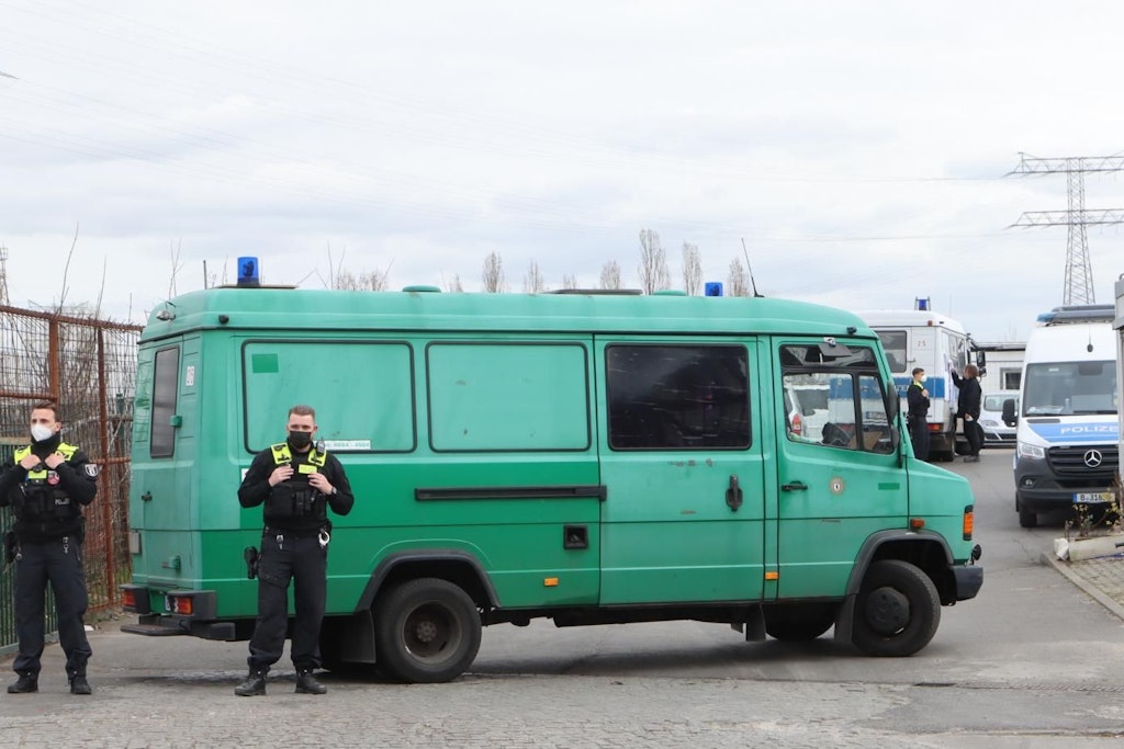 Ein Autohandel in der Schnellerstraße wurde durchsucht, ein Großaufgebot der Polizei war vor Ort.