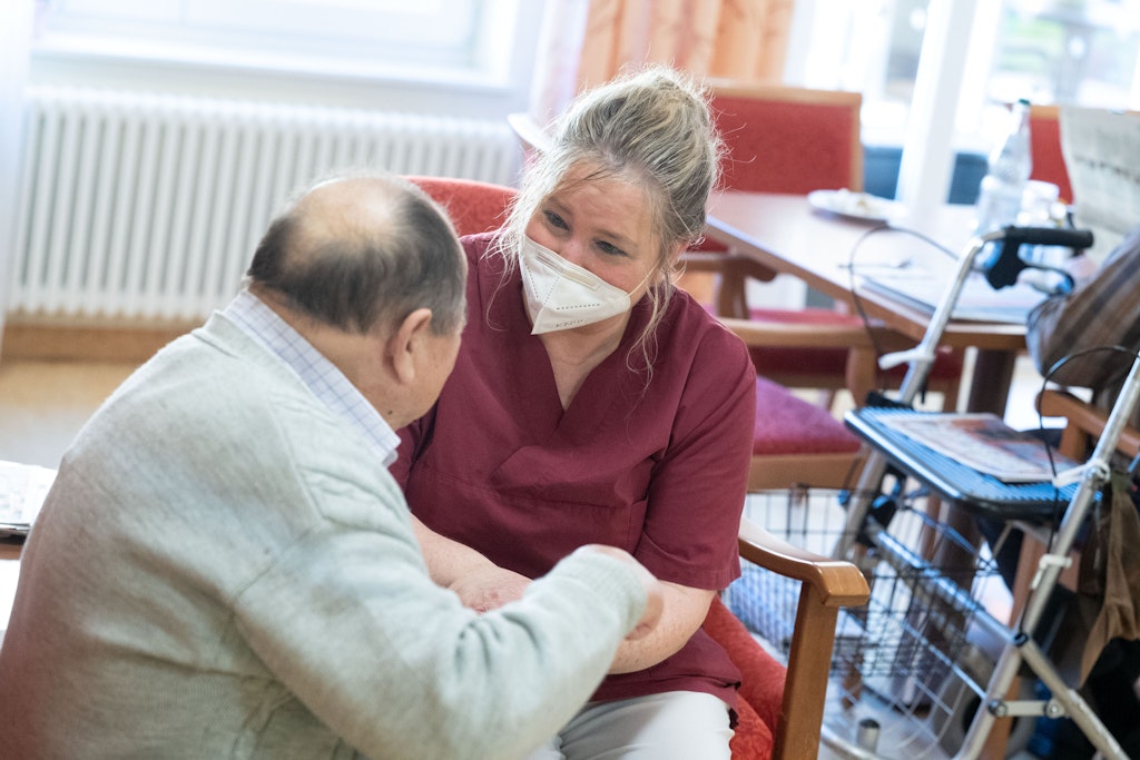 Pflegekräfte erhalten ab April mehr Mindestlohn.
