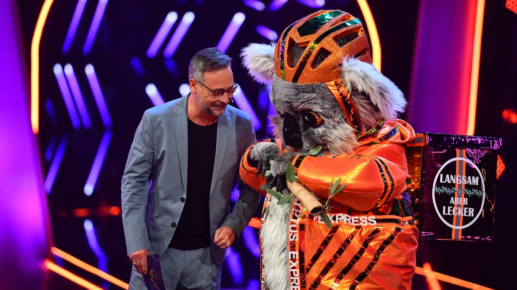 Der Koala bei Masked Singer mit Moderator Matthias Opdenhövel.