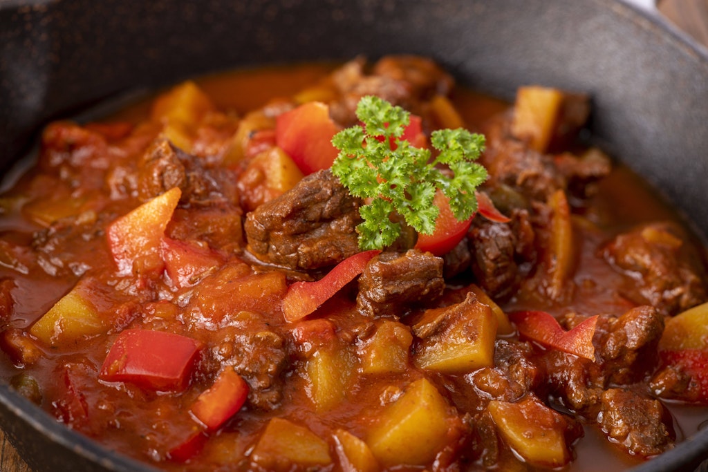 Gulasch kennt jeder, aber wussten Sie, dass man das leckere Gericht auch als Auflauf zubereiten kann? Dieses Rezept sollten sie unbedingt mal ausprobieren.
