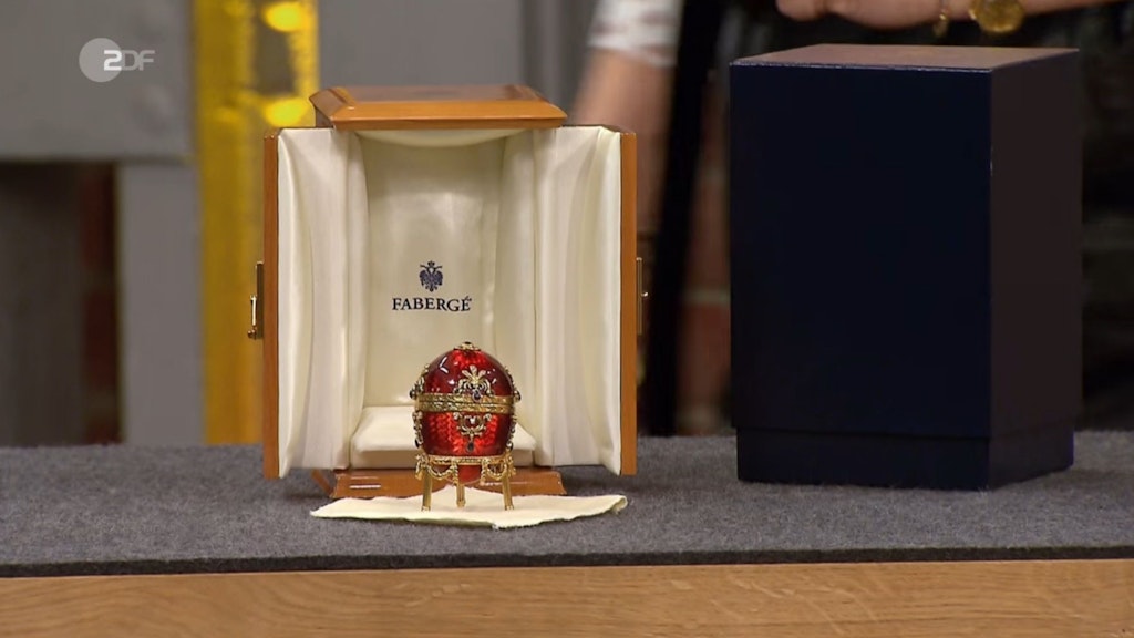 Mit Original-Schatulle und Umverpackung wird das Fabergé-Ei bei „Bares für Rares“ verkauft.