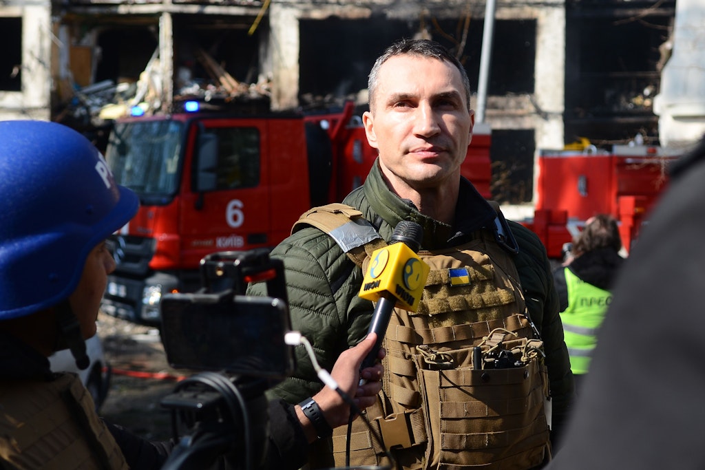 Am 15. März spricht Wladimir Klitschko, ehemaliger ukrainischer Box-Profi, vor einem von den russischen Truppen beschossenen Wohnhaus mit Journalisten. Der frühere Box-Weltmeister Wladimir Klitschko ist mit einer Delegation aus der ukrainischen Hauptstadt Kiew nach Deutschland gefahren.