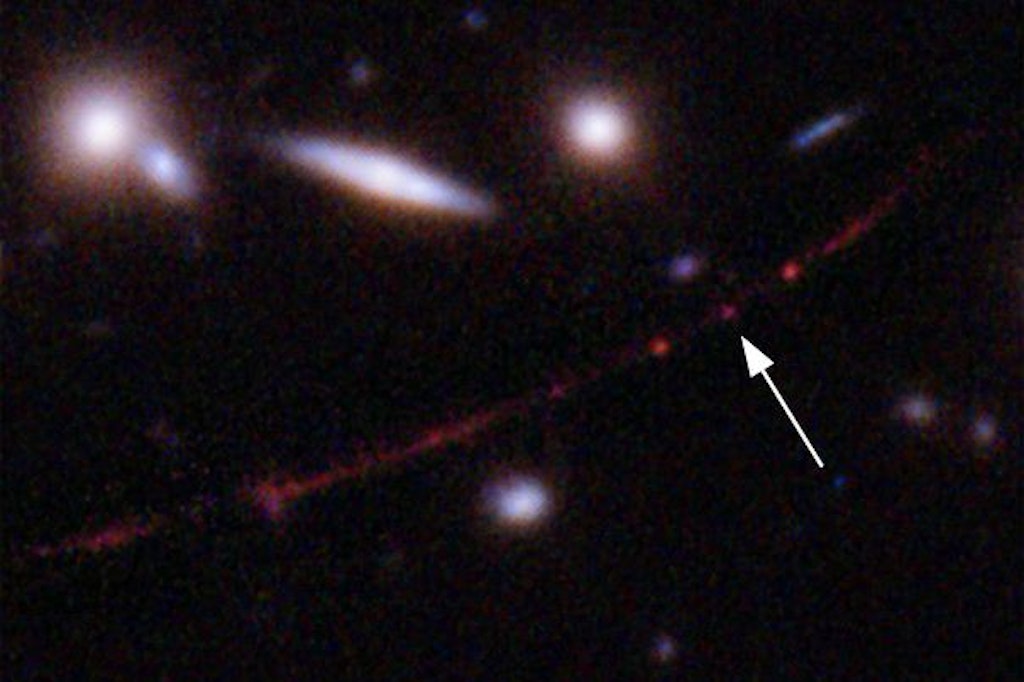 Der Stern Earendel (Pfeil) wurde durch die Ausnutzung eines irren physikalischen Phänomens entdeckt.
