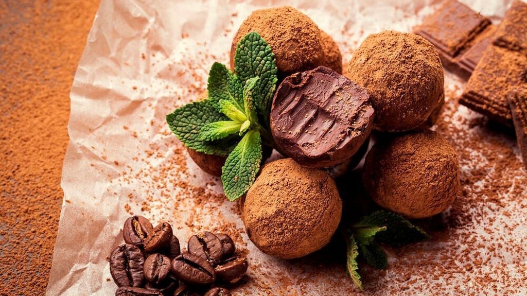 Zum Schluss werden die Pralinen in Backkakao gewälzt. So sehen sie besonders edel aus und schmecken unglaublich lecker.