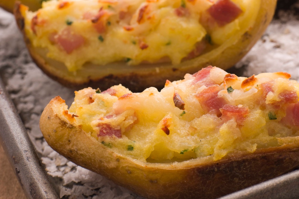 Stuffed potatoes with bacon are incredibly delicious.