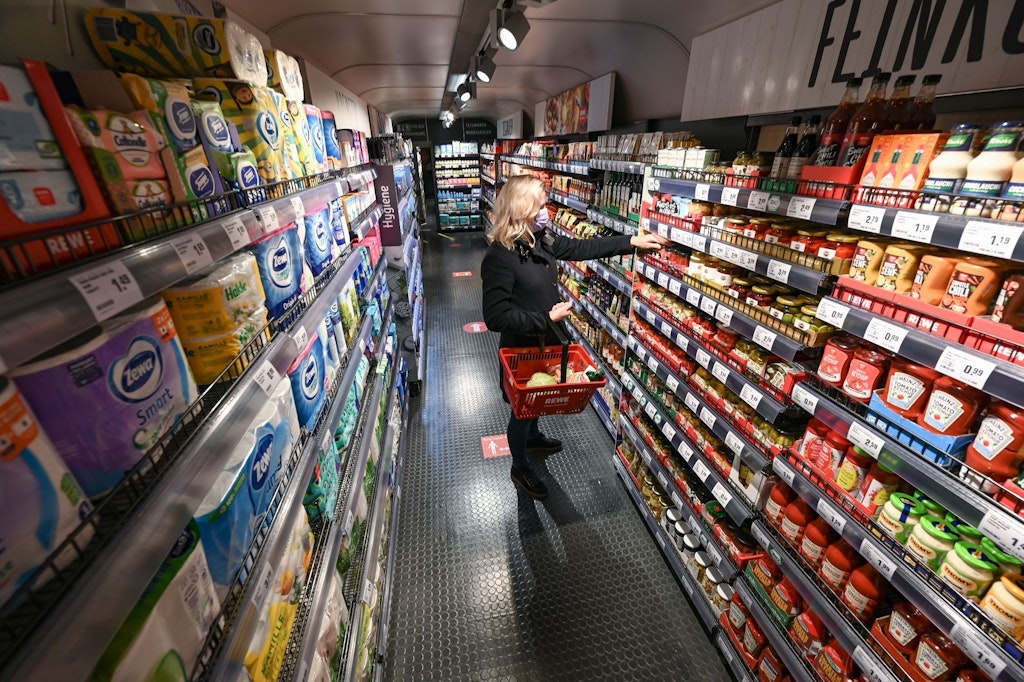 Auch wenn die Maskenpflicht fällt, empfehlen viele Handelsketten weiterhin, Masken zu tragen.