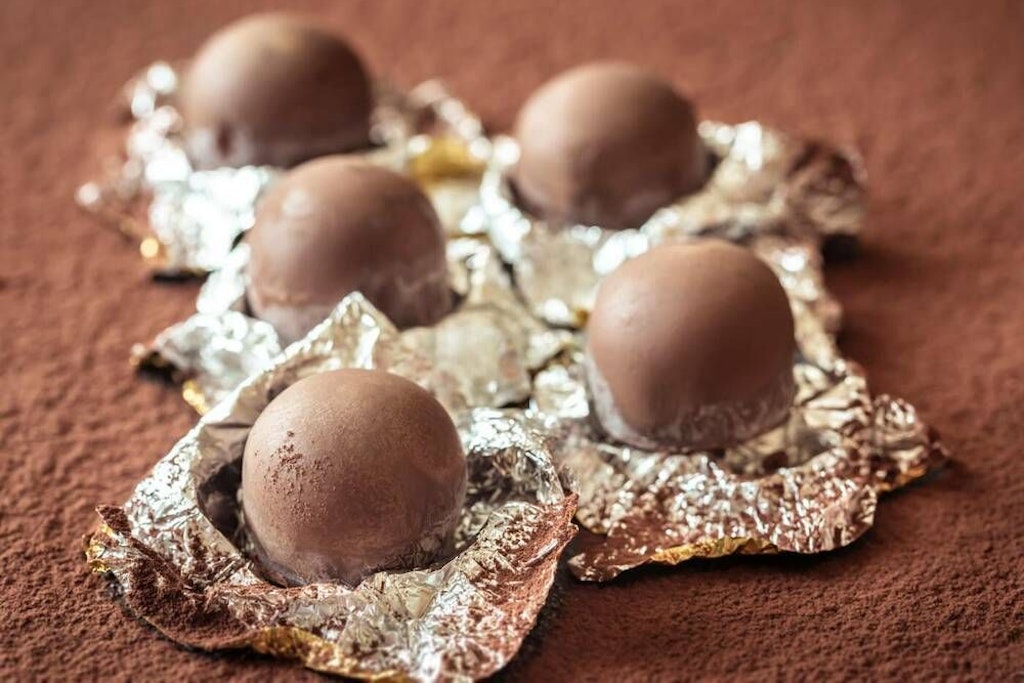 Leckere Pralinen kann man ganz leicht zu Hause selbst machen.