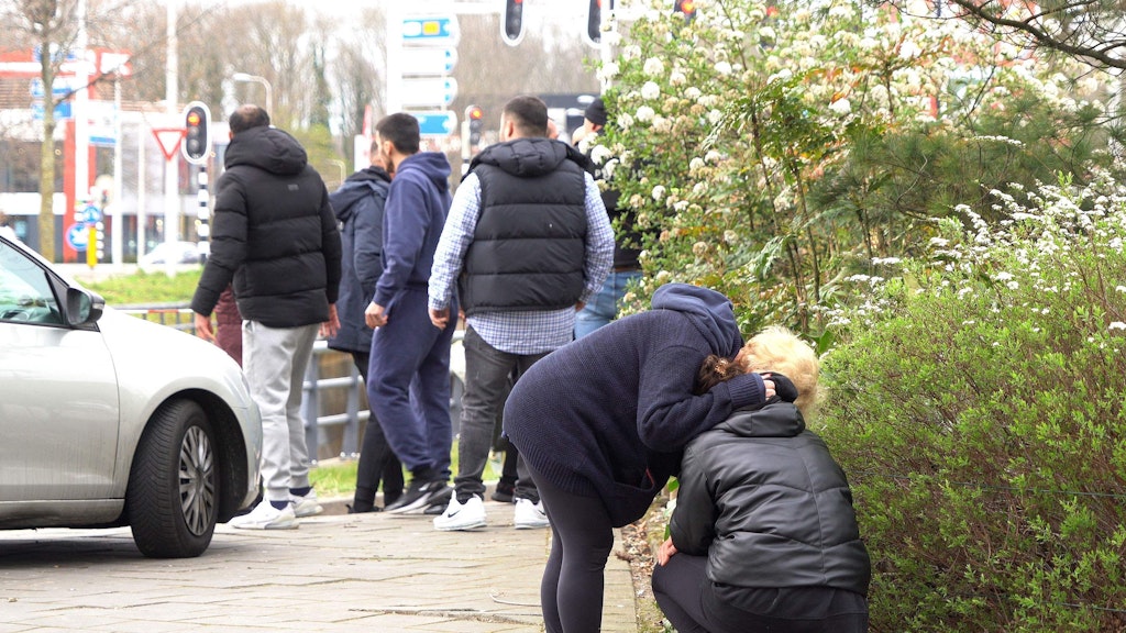 Mitarbeiter des McDonald’s-Restaurants trösten einander, nachdem zwei Menschen bei einer Schießerei getötet wurden.