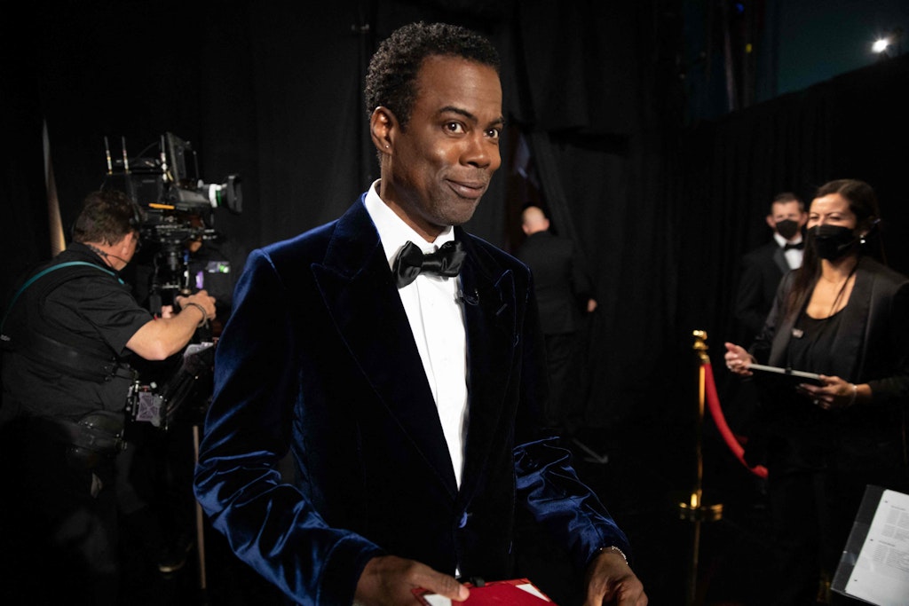 Schauspieler Chris Rock hat sich nun erstmal nach der Ohrfeigen-Attacke geäußert.