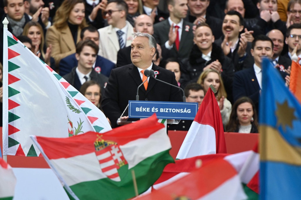 Ein Auftritt nach seinem Geschmack: Ungarns Premier Viktor Orban wird am Nationalfeiertag von seinen Zuhörern umjubelt.