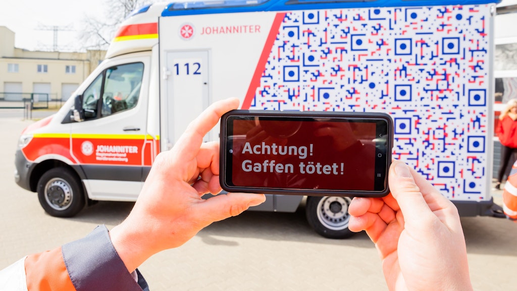 Ein Rettungssanitäter der Johanniter-Unfall-Hilfe Angermünder, demonstriert bei der Vorstellung von Brandenburgs erstem Rettungswagen im «Anti-Gaffer-Design» mit einem Smartphone die Funktionsweise.