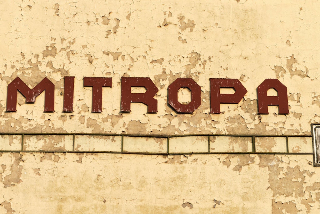 Kennen Sie diesen Schriftzug noch? Unter dem Namen MITROPA wurden auch in der DDR Speisewagen und Bahnhofsgaststätten betrieben.