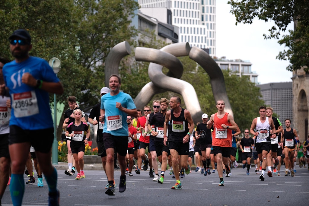 Berliner Halbmarathon 2021
Hier: Ku'damm bzw. Tauentzienstraße. 30.000 Teilnehmer haben sich für den Halbmarathon 2022 angemeldet.