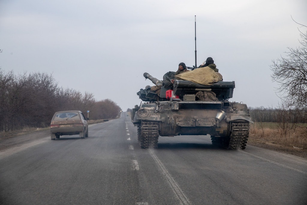 Ein russischer Panzer fährt auf einer Straße in der Nähe von Mariupol.