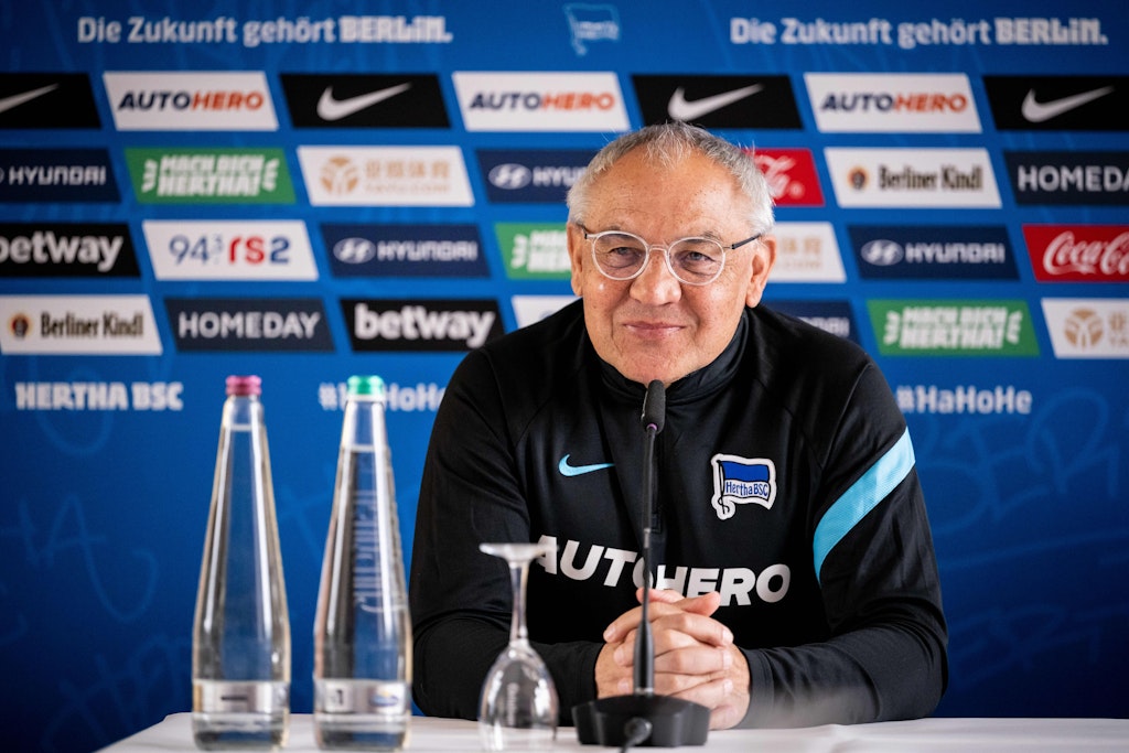 Trainer Felix Magath ist nach vier Tagen Trainingscamp mit seinen Spielern sichtlich zufrieden.