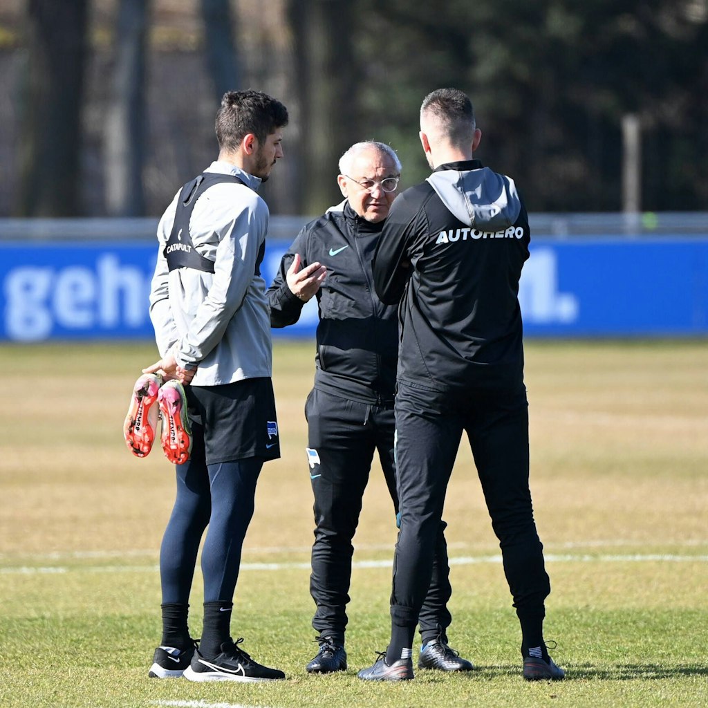 Herthas Stevan Jovetic im Gespräch mit Trainer Felix Magath. Offensivtrainer Vedad Ibisevic spielt Dolmetscher.