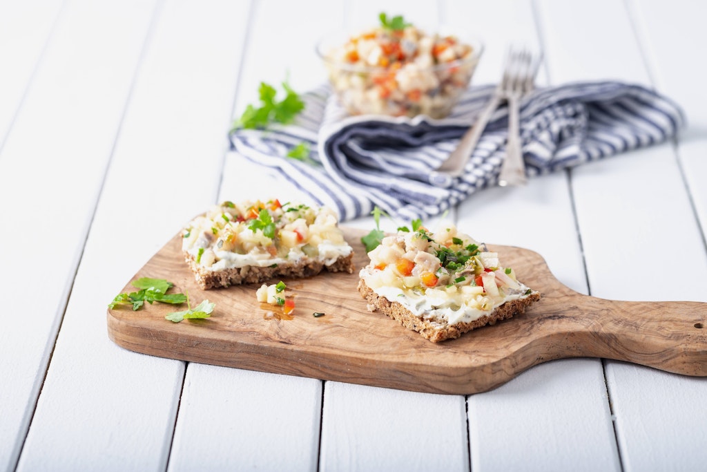 Mit diesem Rezept für Heringssalat mit frischen Äpfeln gelingt Ihnen garantiert ein echter Leckerbissen.
