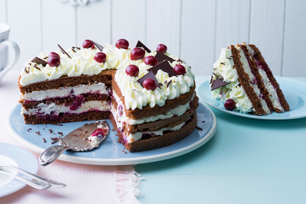 Eine Schwarzwälder Kirschtorte ist kompliziert? Nein, wirklich nicht! Mit diesem Rezept gelingt der Torten-Klassiker garantiert ganz schnell und einfach.