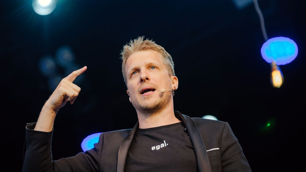 Man kann Oliver Pocher lieben oder hassen - aber schlagen muss man ihn nicht.