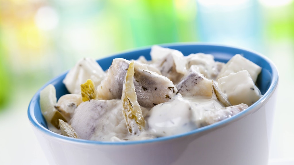 Der leckere Heringssalat in Dillsoße schmeckt mit Matjes oder Bismarckhering.