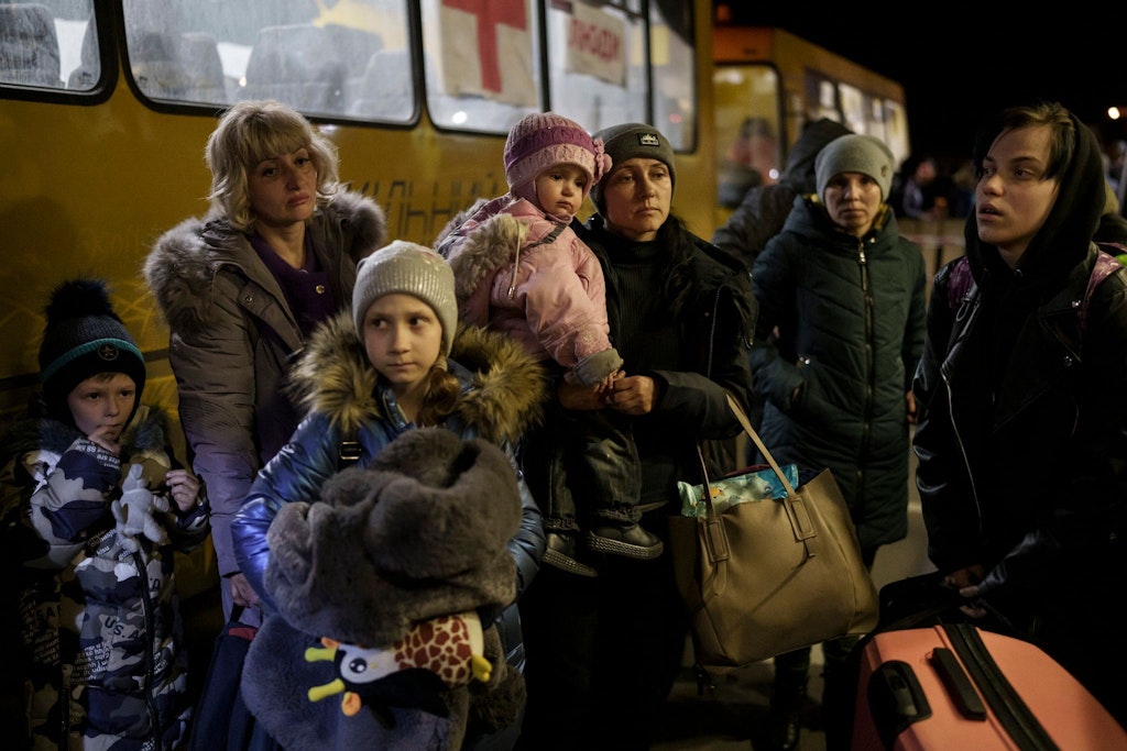 Aus Mariupol und nahegelegenen Städten geflüchtete Menschen kommen in Saporischschja an.