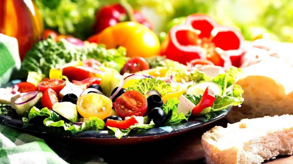 Zu dem Auflauf passt ein griechischer Salat natürlich perfekt.