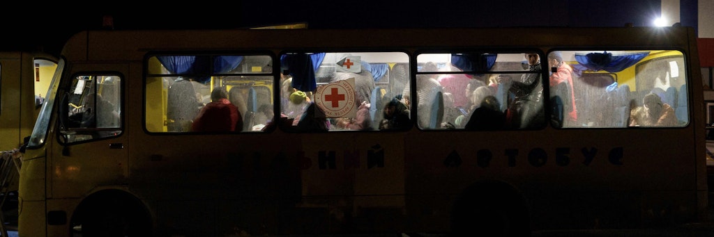 Ein Bus mit Flüchtlingen.