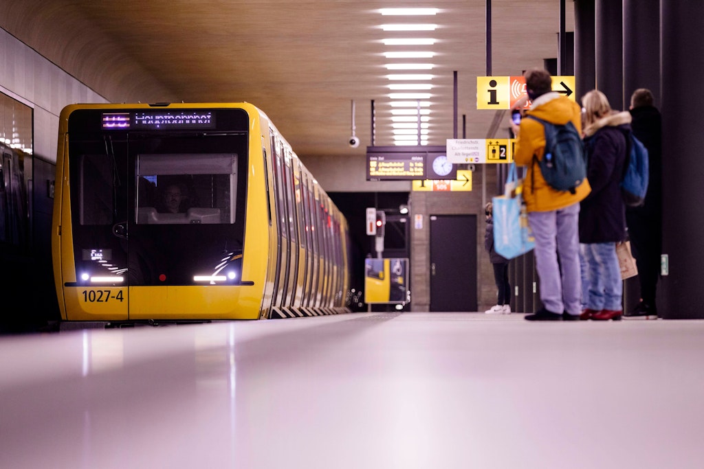 Das geplante Neun-Euro-Ticket für den Nahverkehr kann nach Angaben der Bundesregierung möglicherweise in einem Monat starten.