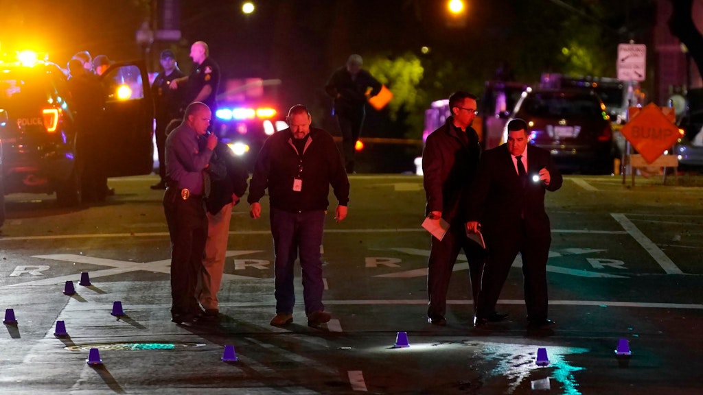 Polizisten untersuchen den Tatort in Sacramento.