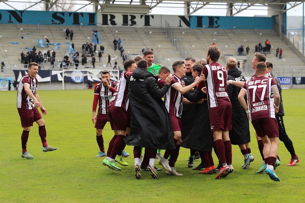 So wollen die Kicker des BFC auch in Rathenow jubeln beim Abpfiff.