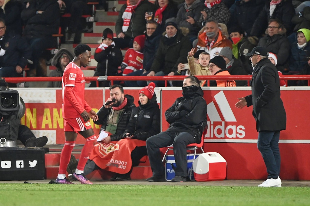Angefressen stapft Sheraldo Becker bei seiner Auswechslung zu Unions Ersatzbank, vermeidet es mühsam, Unions Trainer Urs Fischer zu umkurven.