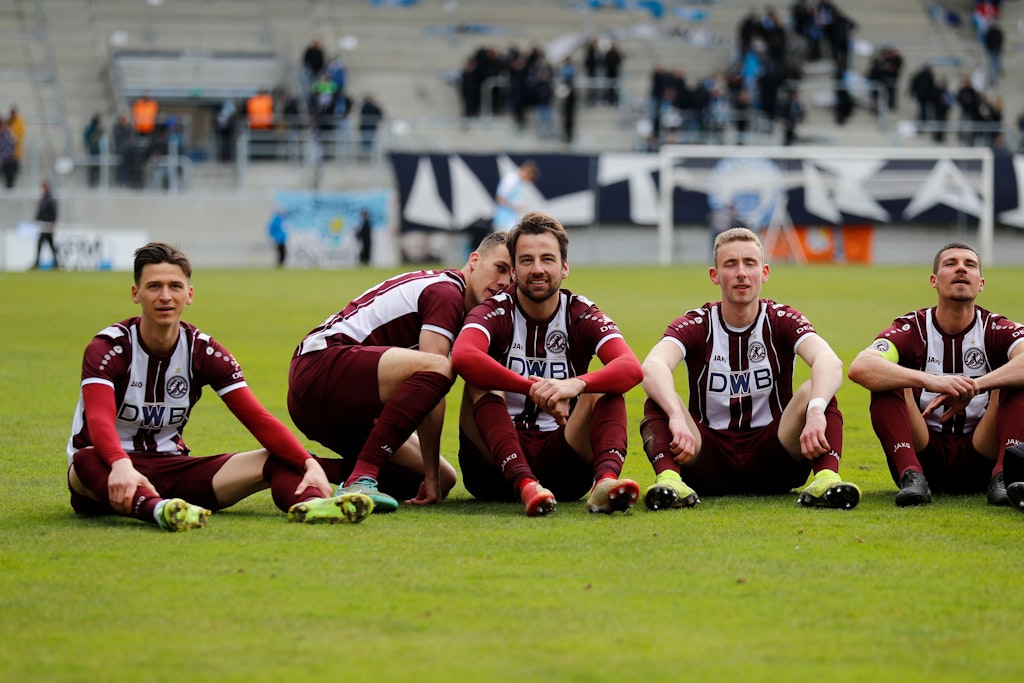 Uffta in Chemnitz: Die BFC-Kicker um Theodor Bergmann, Chris Reher und Christian Beck (v.l.) feiern mit den Fans des BFC Dynamo den Sieg beim CFC.