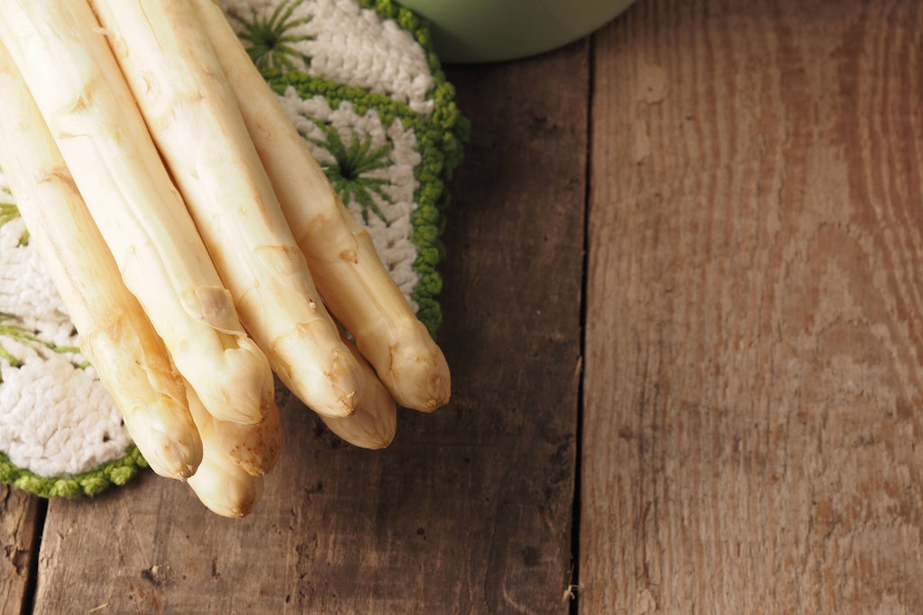 Weißer Spargel schmeckt auch köstlich im Auflauf.