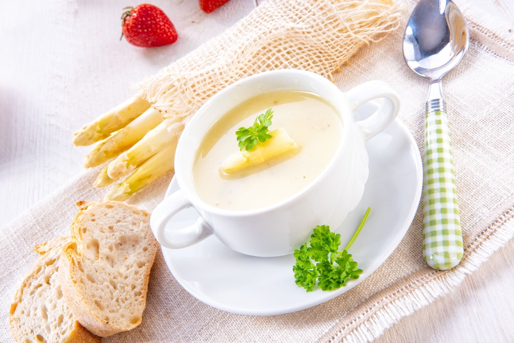 Mit Sahne und vollem Spargel-Aroma ist diese Spargelcremesuppe ein echtes Highlight auf jedem Tisch.