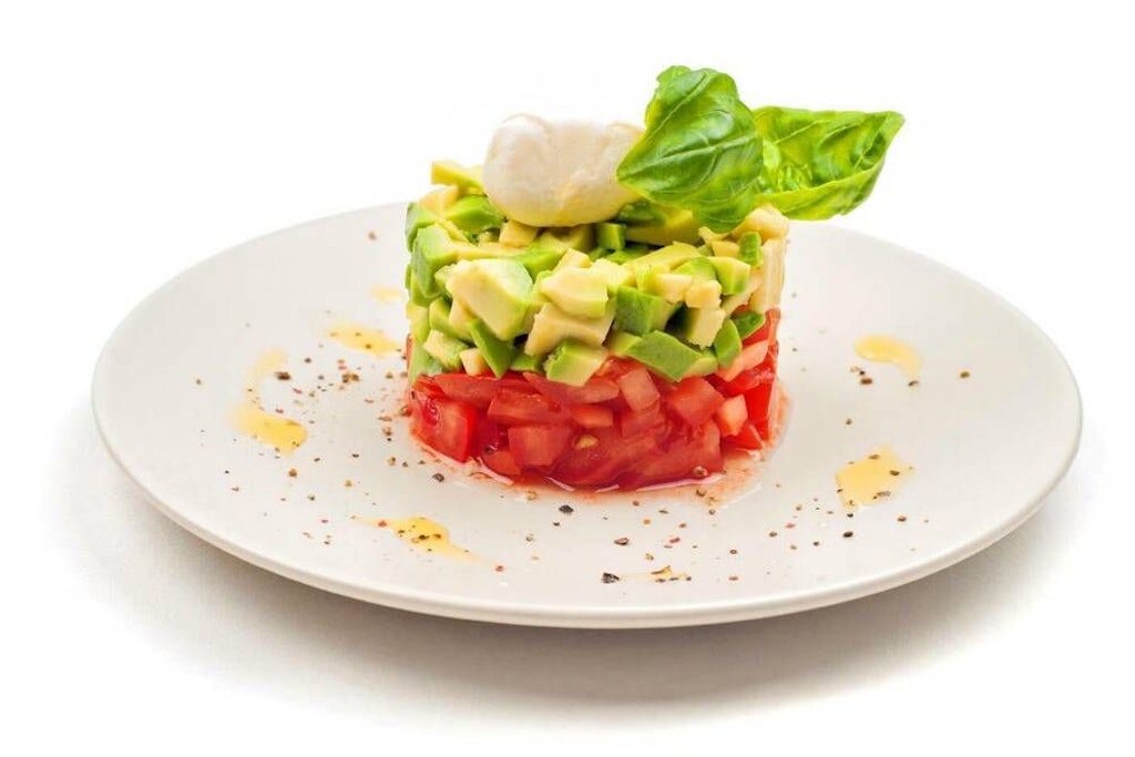 Ein Salat mit Avocado und Tomate ist eine wahre Geschmacksexplosion.