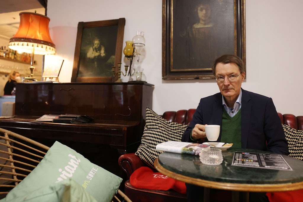 Karl Lauterbach in seinem Kölner Stamm-Café, das er nur noch selten besuchen kann.