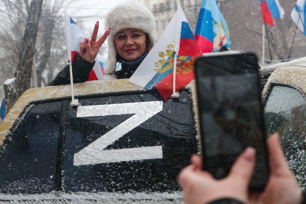 In Russland ist das „Z“-Symbol fast überall zu sehen, in Deutschland ist es verboten.