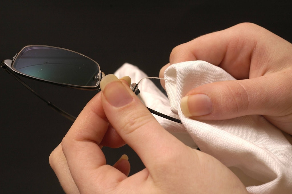 Spezielle Putztücher reinigen die Brille schonend. Aber darf man die waschen?