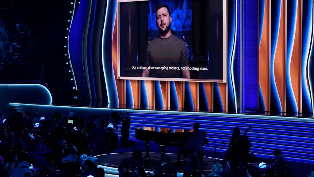 Wolodymyr Selenskyj auf allen Bildschirmen: Hier wirbt er bei der Grammy-Verleihung in Las Vegas um Unterstützung für die Ukraine.