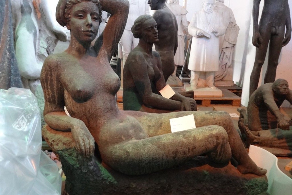 Die Bronzeplastik „Ruhende Frau“ von Fritz Huf.