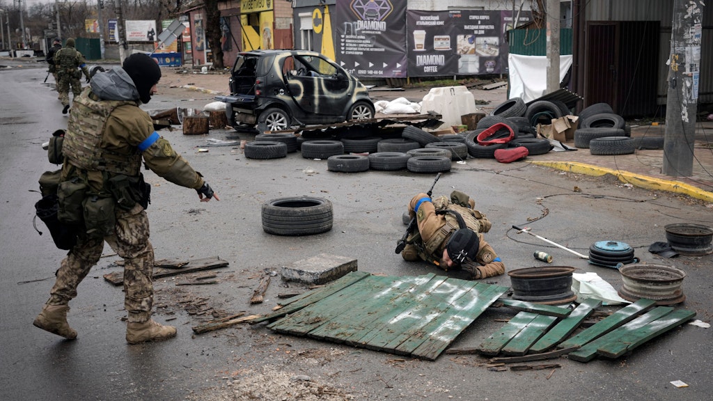 Ukrainische Soldaten suchen nach Sprengfallen, die russische Soldaten zurückgelassen haben könnten.