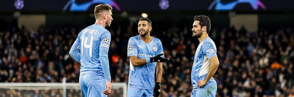 Deutschlands Nationalspieler Ilkay Gündogan (r.) wettet mit Manchester-City-Kollege (l.) auf einen Sieg der DFB-Elf bei der WM gegen Spanien.