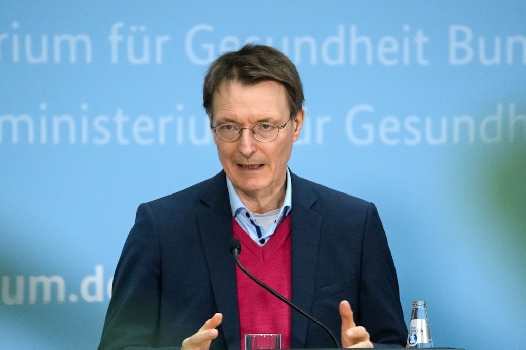 Karl Lauterbach (SPD), Bundesminister für Gesundheit, äußert sich bei einer Pressekonferenz zu neuen Quarantäne-Regeln.