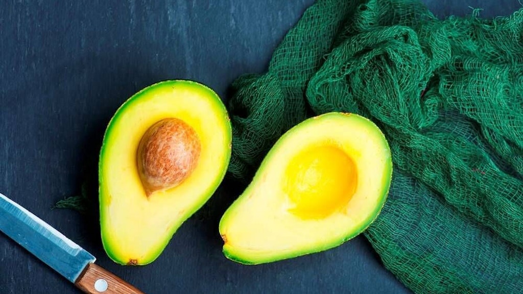 Ein leckerer Salat mit Avocado liefert eine Menge wertvoller Mineralstoffe, Vitamine und Fette.