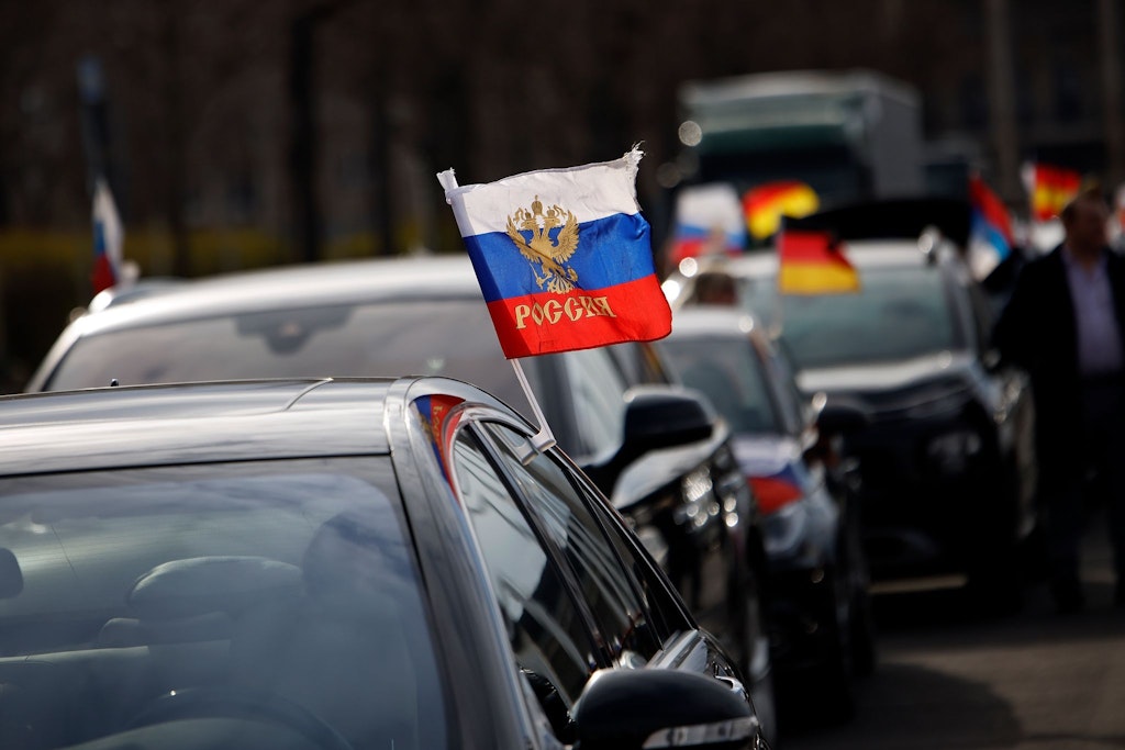 Russische Flaggen wehen an Autos vor dem Berliner Olympiastadion