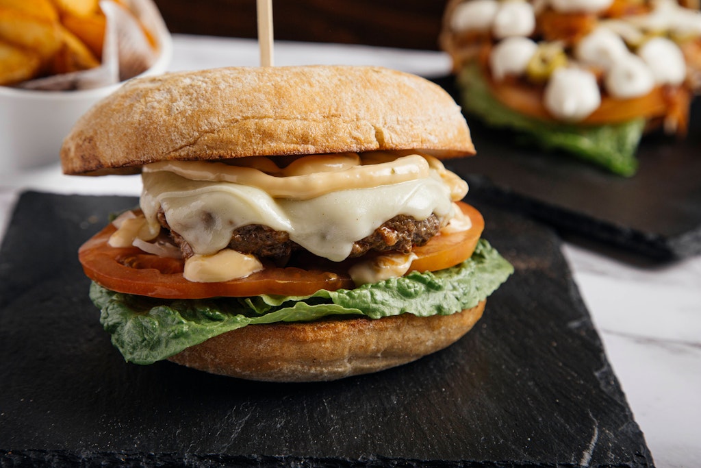 Lecker wie das Original, dabei aber viel gesünder und sogar zum Abnehmen geeignet ist ein Oopsie-Bruger. Wir haben das Rezept für Sie.