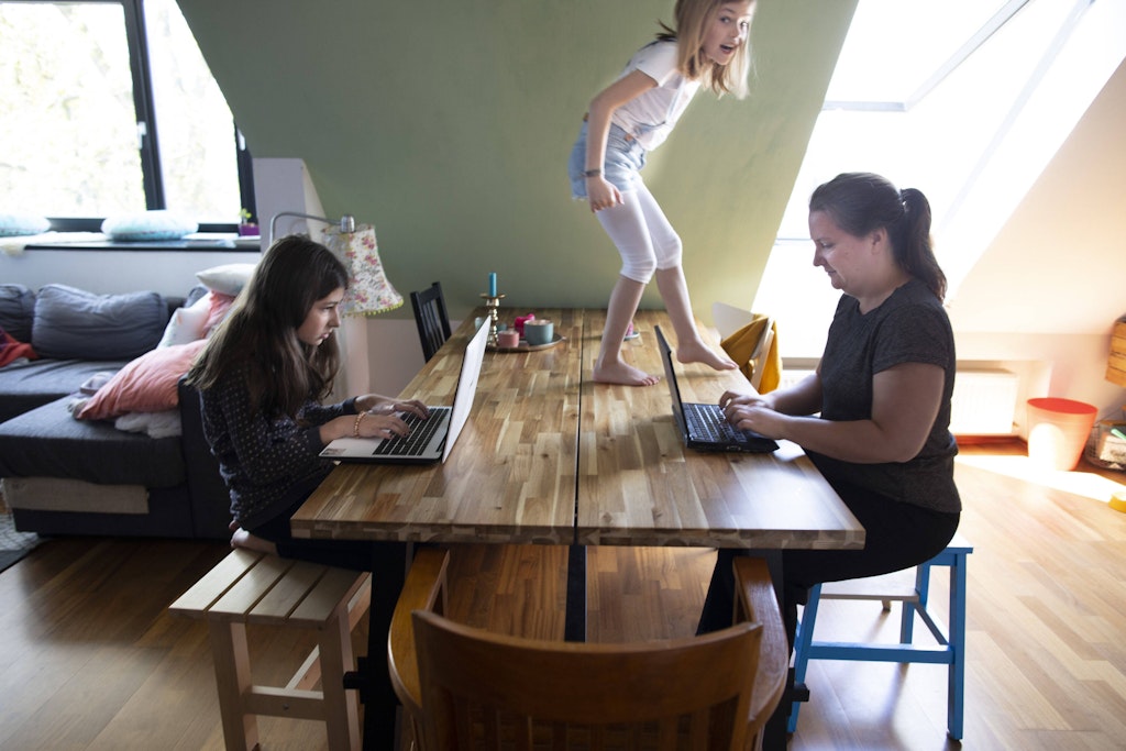 Für viele inzwischen Alltag: Homeoffice und die Kinder tanzen auf dem Tisch.