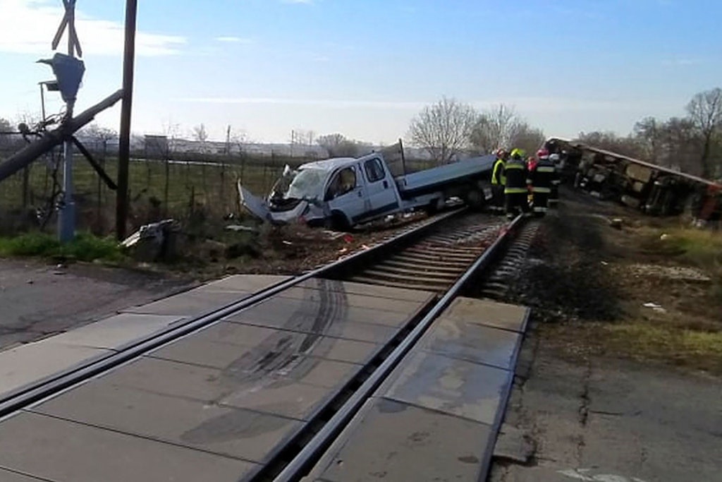 Die Unfallstelle: Ein Zug stieß mit einem Lieferwagen zusammen.